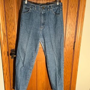 Elastic inserts on waistband sides